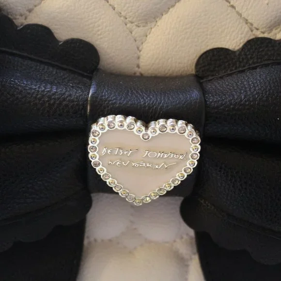 BETSEY JOHNSON BLACK & WHITE HEART PURSE - Picture 2 of 11